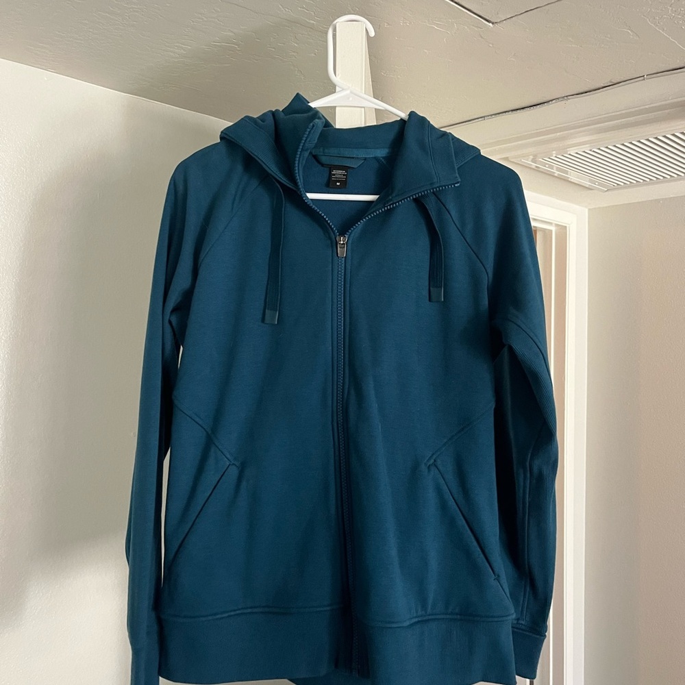 Athleta Triumph hoodie - M in Dark Sardinia Blue